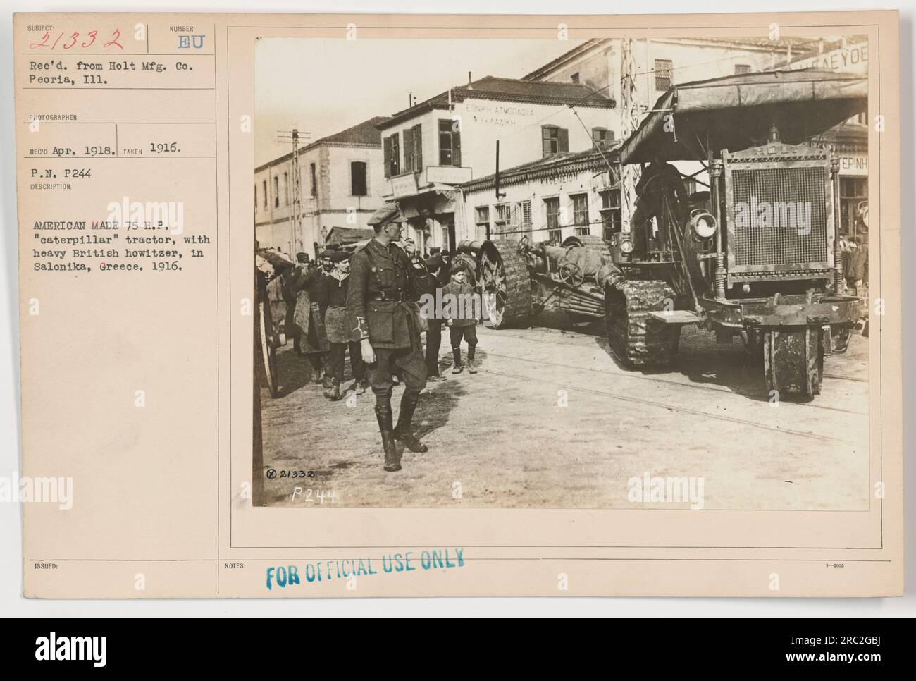 Amerikanisch hergestellt 75 H.P. „Caterpillar“-Traktor mit einer schweren britischen Haubitze in Salonika, Griechenland, im Jahr 1916. Dieses Foto wurde vom Fotografen Nunger EU Reco im April 1918 aufgenommen und von holt Manufacturing Co. P244 erhalten. Das Bild ist nur für den offiziellen Gebrauch gekennzeichnet. Stockfoto