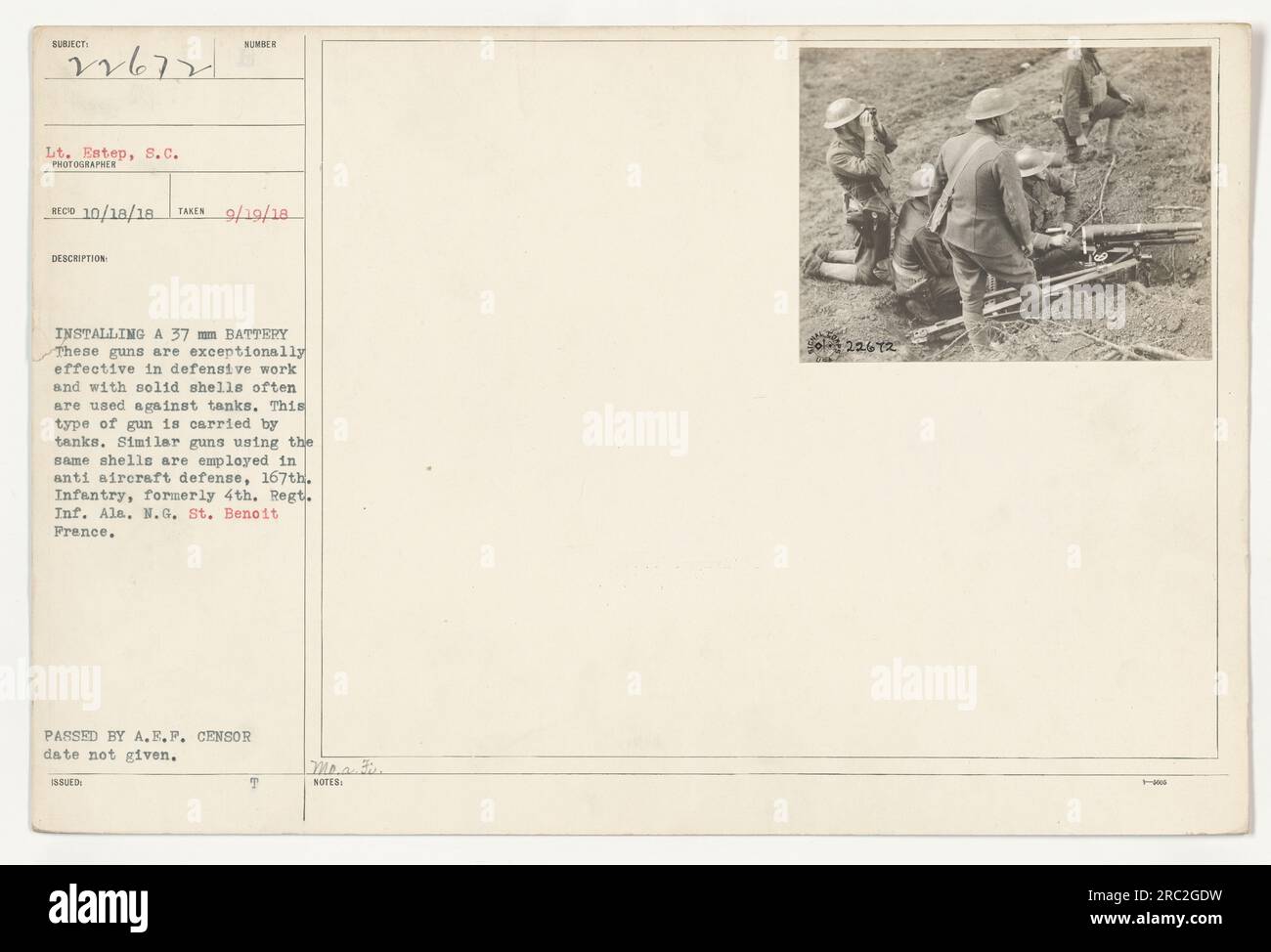 In der Abbildung ist LT. Estep des S.C. dargestellt, wie eine 37-mm-Batterie eingesetzt wird. Diese Waffen sind sehr effektiv bei Verteidigungsarbeiten, die oft gegen Panzer eingesetzt werden. Sie werden auch in der Flugabwehr eingesetzt. Dieses Foto wurde am 19. September 1918 in St. Benoit, Frankreich, von einem nicht identifizierten Fotografen. Es wurde vom A.E.P. Zensor genehmigt, aber das Datum der Genehmigung ist unbekannt. Die Pistole wird von Panzern getragen, und ähnliche Pistolen, die dieselben Patronen verwenden, werden von der 167. Infanterie, früher dem 4. Regiment, Ale, verwendet. N.G. Stockfoto