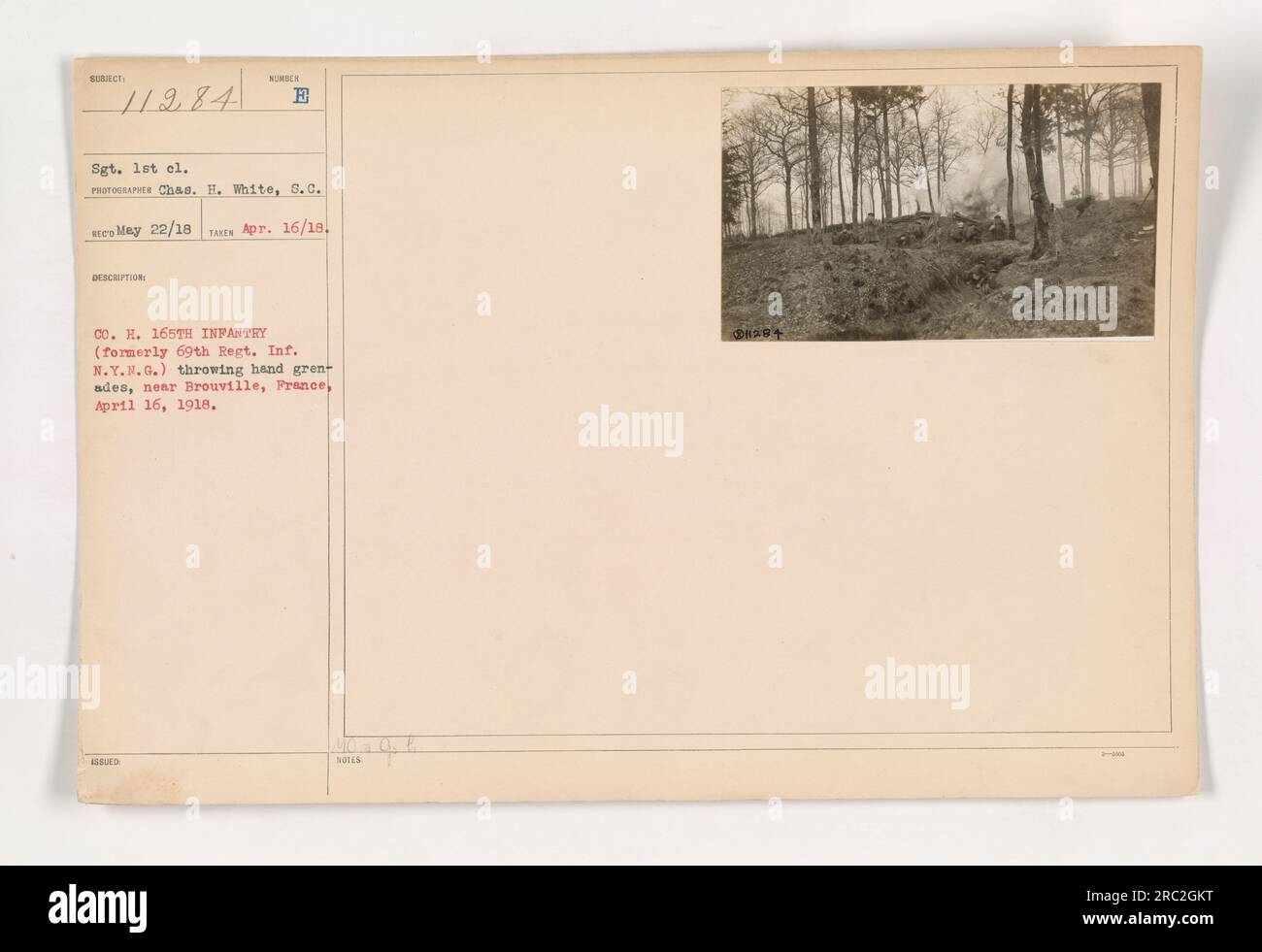 Soldaten der Kompanie H, 165. Infanterie (früher bekannt als das 69. Regiment der New York National Guard) während des Ersten Weltkriegs können am 16. April 1918 in der Nähe von Brouville, Frankreich, Handgranaten werfen. Das Foto wurde von Sergeant 1. Ch&A gemacht H. White, S.C. am 22. Mai 1918. Das Bild ist als 111-SC-11284 in der Sammlung „Fotografien amerikanischer Militäraktivitäten während des Ersten Weltkriegs“ katalogisiert. Stockfoto