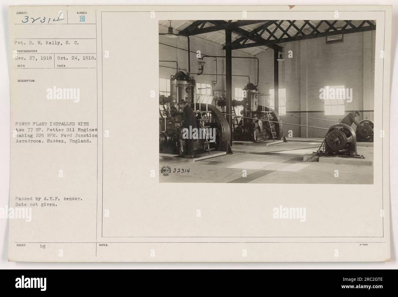 Pvt. D. W. Kelly fotografierte am 24. Oktober 1918 ein Kraftwerk am Ford Junction Aerodrome in Sussex, England. Das Kraftwerk war mit zwei 77-PS-Petter-Ölmotoren ausgestattet, die mit 225 U/min betrieben werden. Das Foto wurde von S.C.L.H. Fotograf aufgenommen und vom A.E.P. Zensor übergeben. Es wird kein spezifisches Ausstellungsdatum angegeben. Stockfoto