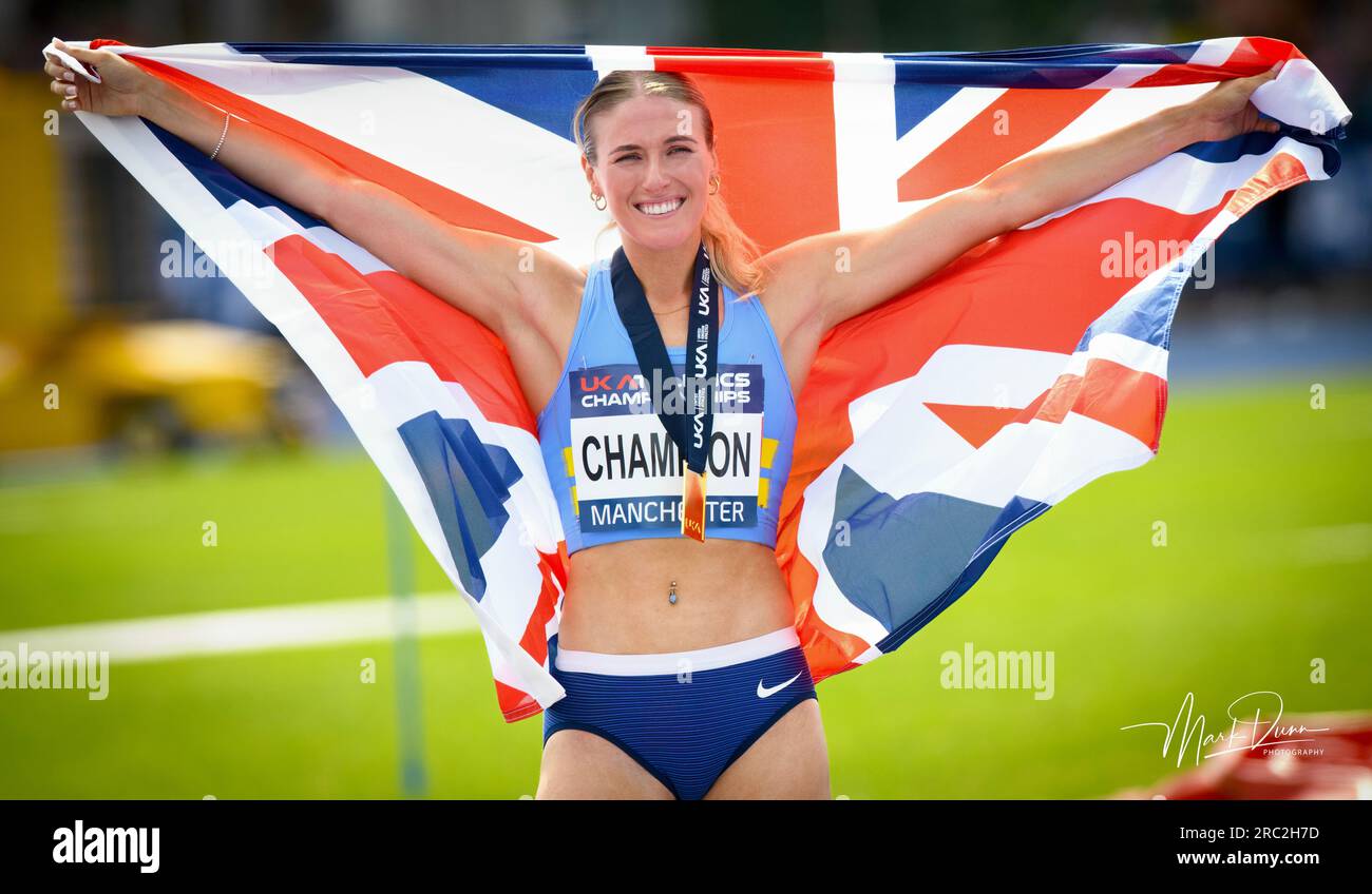 Manchester Regional Arena, Manchester, Großbritannien. Nationale britische Leichtathletikmeisterschaft 2023. Bildunterschrift: RITTER feiert den Gewinn des Finales der Hürdenmedaille 100m Stockfoto