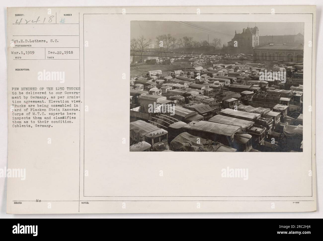 Ein Sergeant namens H.D. Lothers machte dieses Foto am 1. März 1919 in Rico, Deutschland. Das Bild zeigt einige hundert der 1250 Lkw, die Deutschland im Rahmen des Waffenstillstandsabkommens an die US-Regierung liefern musste. Die LKWs werden auf dem Hof von Flacken Stein Kaserne montiert, und Experten des M.T.C. Corps inspizieren und klassifizieren sie. Dieses Foto ist Teil der Fotografien der amerikanischen Militäraktivitäten während des 1. Weltkriegs. Stockfoto
