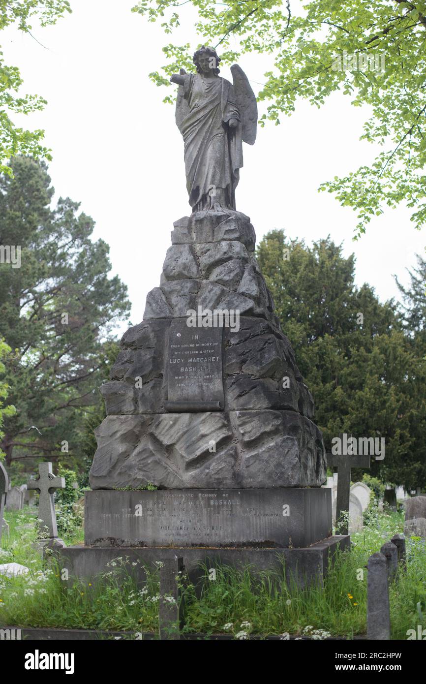 London, Großbritannien - 8. Mai 2023: Großer historischer Gravestone auf dem Brompton Cemetery. Skulptur London. Stockfoto