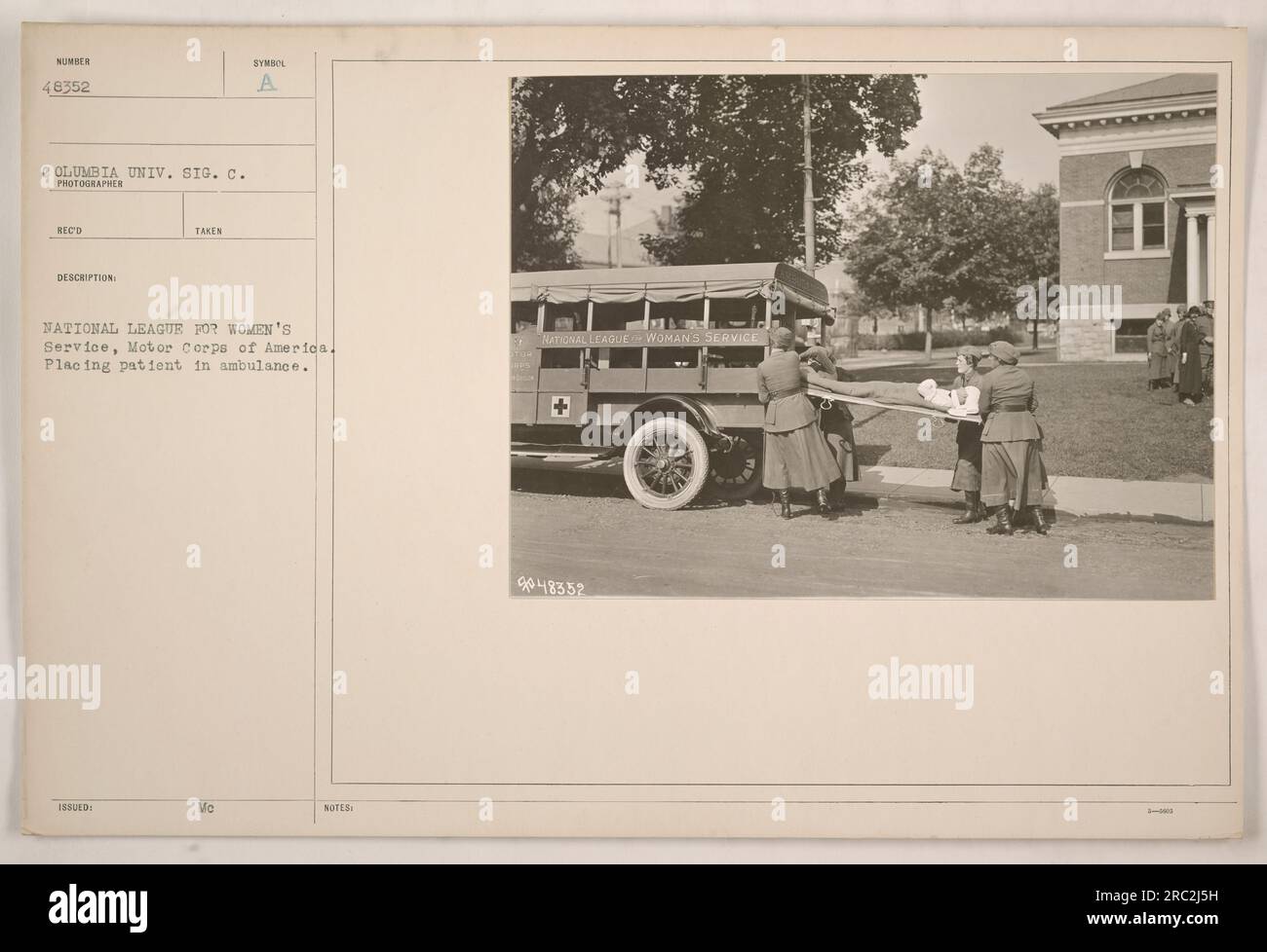 Mitglieder der National League for Women's Service, Motor Corps of America, können gesehen werden, wie sie einen Patienten in den Krankenwagen Nummer 48352 der Columbia University bringen. Dieses Foto wurde vom Signal Corps aufgenommen und herausgegeben. Es ist Teil einer Sammlung, die amerikanische Militäraktivitäten während des 1. Weltkriegs dokumentiert Stockfoto