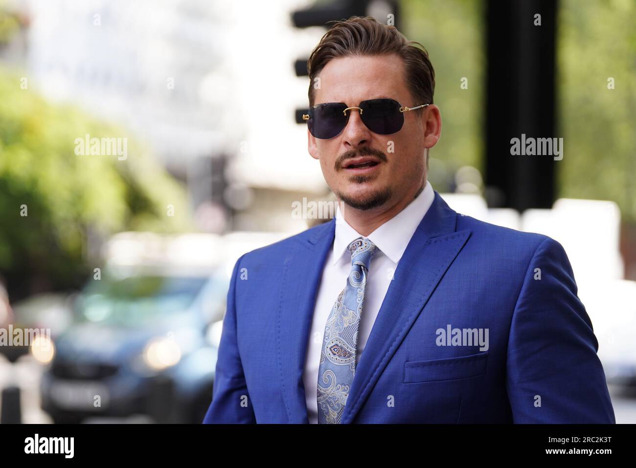 Lee Ryan kommt am Westminster Magistrates' Court in London an. Letzten Monat zog der Blaue Sänger sein Schuldbekenntnis zurück, weil er während seiner Verhaftung einen Polizisten betrunken angegriffen hatte, weil er einen schwarzen Flugbegleiter missbraucht hatte, und gab ein zweites unschuldiges Bekenntnis ein. Bilddatum: Mittwoch, 12. Juli 2023. Stockfoto