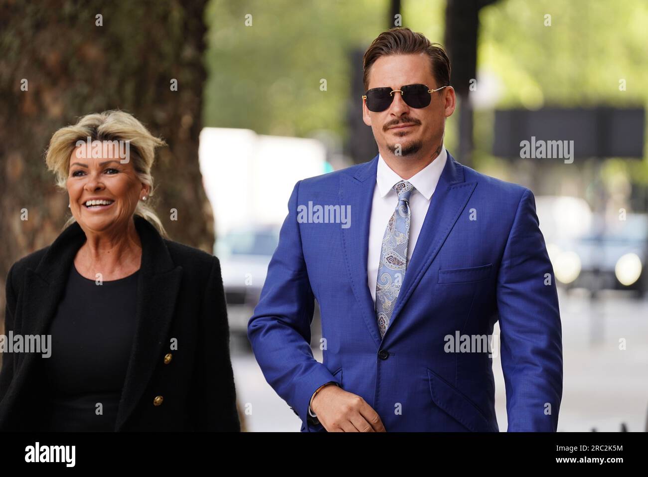 Lee Ryan kommt am Westminster Magistrates' Court in London an. Letzten Monat zog der Blaue Sänger sein Schuldbekenntnis zurück, weil er während seiner Verhaftung einen Polizisten betrunken angegriffen hatte, weil er einen schwarzen Flugbegleiter missbraucht hatte, und gab ein zweites unschuldiges Bekenntnis ein. Bilddatum: Mittwoch, 12. Juli 2023. Stockfoto