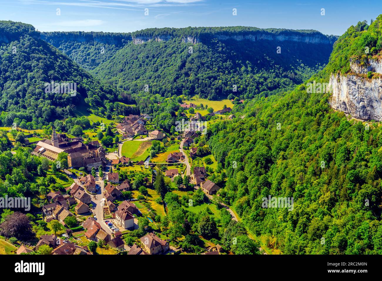 Luftaufnahme über das kleine und wunderschöne Dorf Baume Les Messieurs im Tal des Jura-Gebirges. Departement Jura von Franche-Comte, Frankreich. Stockfoto