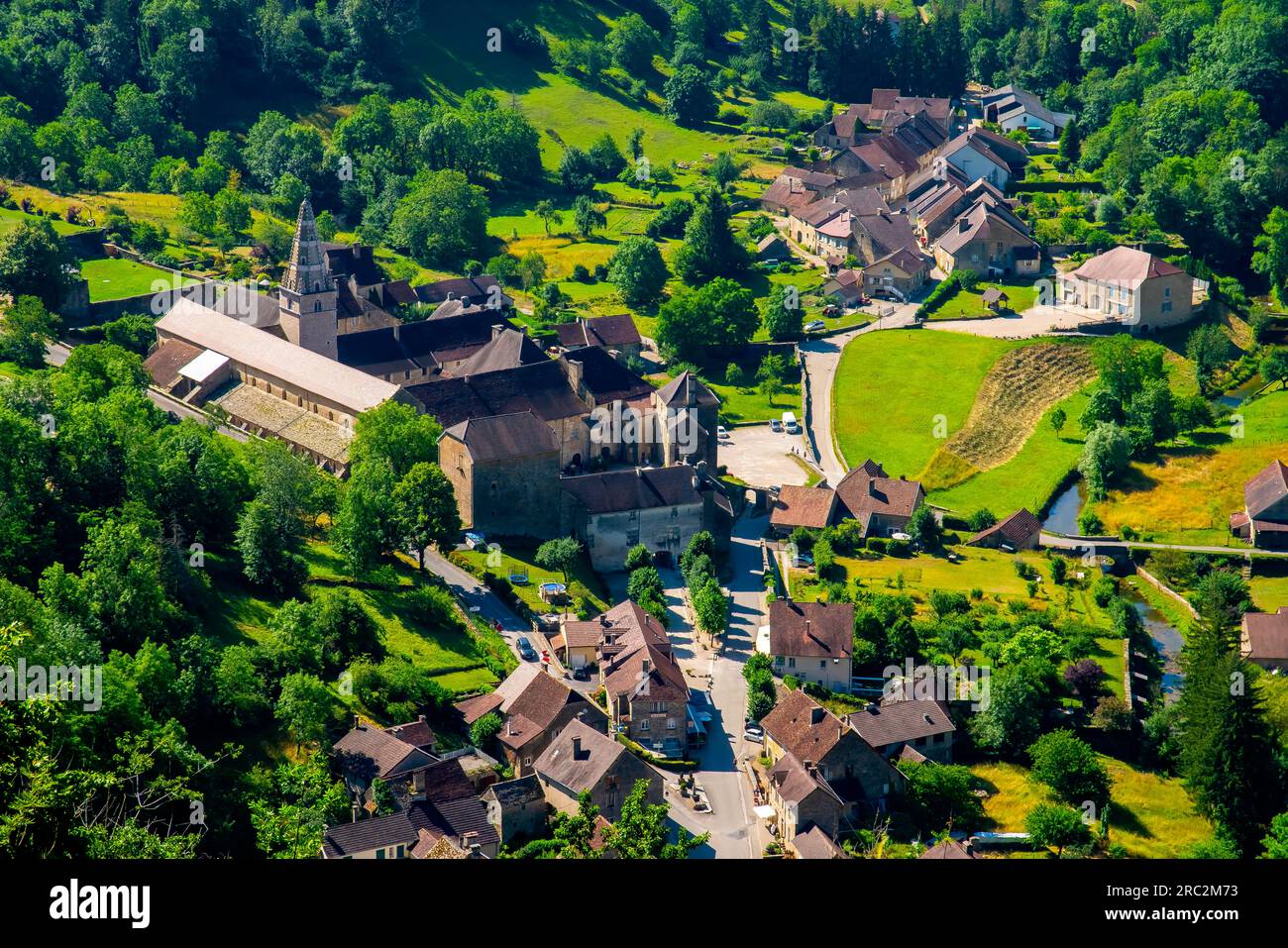 Luftaufnahme über das kleine und wunderschöne Dorf Baume Les Messieurs im Tal des Jura-Gebirges. Departement Jura von Franche-Comte, Frankreich. Stockfoto