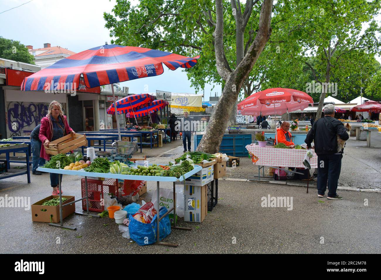Split, Kroatien - Mai 12. 2023. Händler verkaufen Obst und Gemüse von ihren Verkaufsständen auf dem Markt im Zentrum von Split, Kroatien Stockfoto
