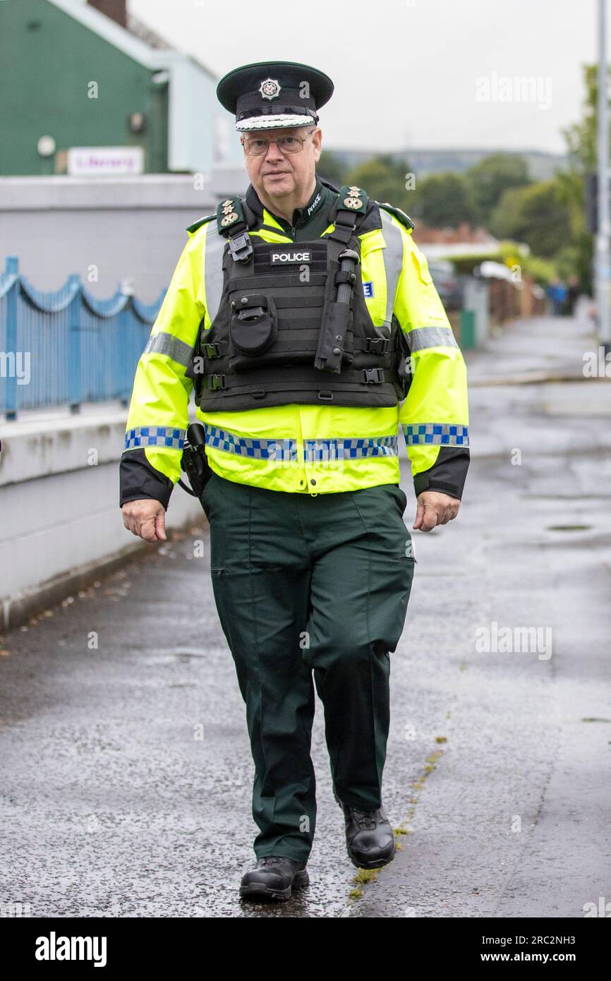 Polizeidienst von Nordirland Chief Constable Simon Byrne auf einem Rundgang in Ardoyne, Belfast, Im Vorfeld einer protestantischen loyalistischen Parade zum Zwölftel des Juli im Rahmen der traditionellen zwölften gedenkfeier anlässlich des Jahrestages des Sieges des protestantischen Königs William über den katholischen König James bei der Schlacht um die Boyne im Jahr 1690. Bilddatum: Mittwoch, 12. Juli 2023. Stockfoto