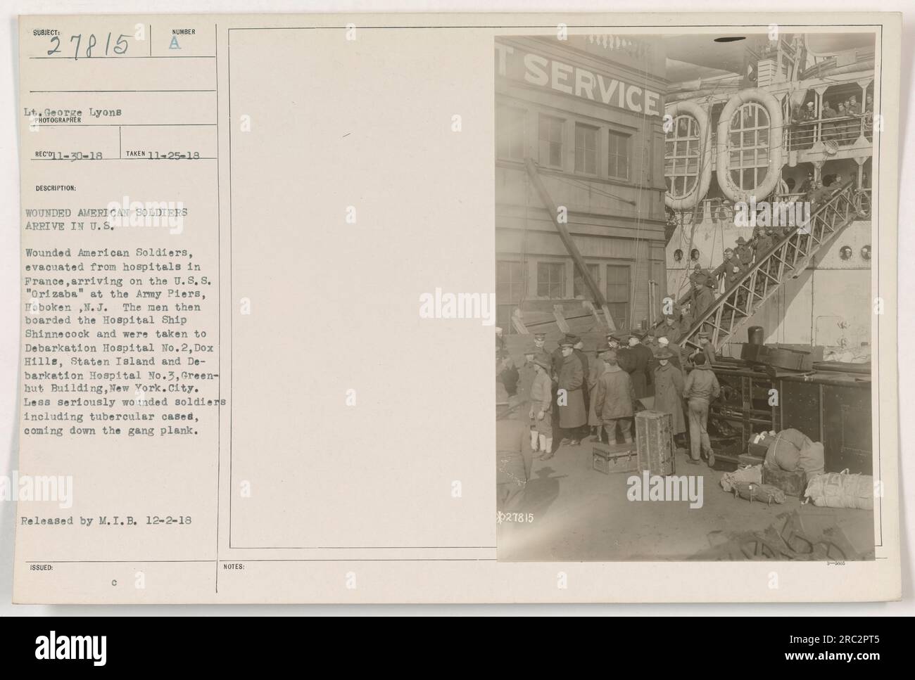 Verwundete amerikanische Soldaten kommen auf der U.S.S. in die USA "Orizaba" an den Army Piers in Hoboken, New Jersey Sie gehen dann an Bord des Krankenhausschiffs Shinnecock und werden zum Entrindungskrankenhaus Nr. 2, Dox Hills, Staten Island, und zum Entrindungskrankenhaus Nr. 3, Greenhut Building, New York City transportiert. Soldaten mit weniger schweren Verletzungen, einschließlich Tuberkulosefällen, werden gesehen, wie sie die Planke der Bande hinunterkommen. Stockfoto