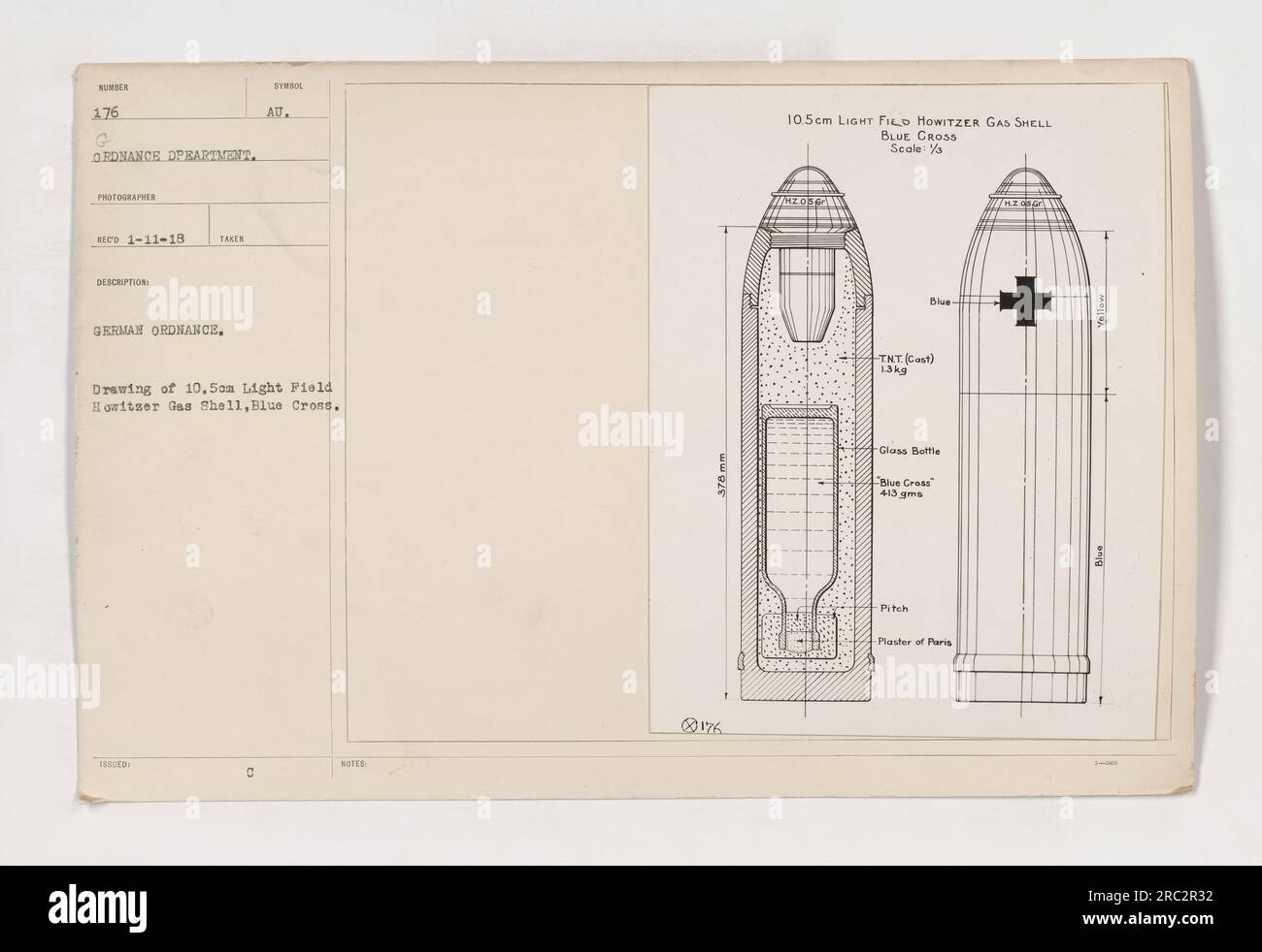 Das Foto zeigt eine Zeichnung eines deutschen Geschützes, insbesondere eine 10,5 CM große Leichtfeld-Howitzer-Gasschale mit blauem Kreuz. Diese Gasmanschette besteht aus T.N.T. (Guss) und wiegt 13kg kg. Es verfügt über eine Glasflasche mit blauer Kreuzmarkierung und einer Skala von 376mm. Die Hülle besteht aus Pech und Gips aus Paris, mit gelber Farbe. Stockfoto