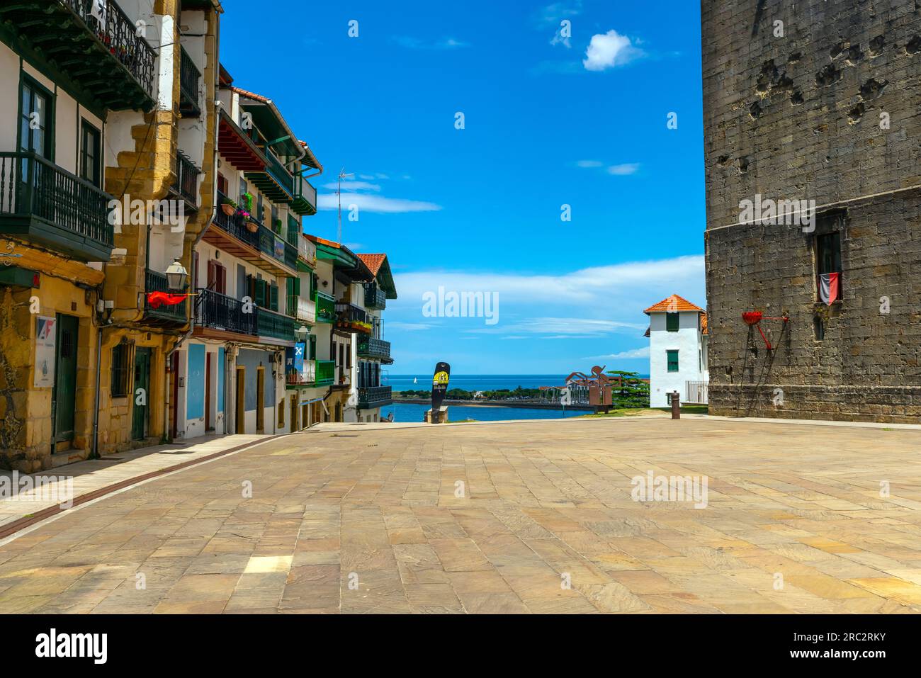 Malerische Fachwerkhäuser und Architektur der Altstadt von Hondarribia, des Baskenlandes, Spanien. Stockfoto Malerische Fachwerkhäuser und Architektur der Altstadt von Hondarribia, des Baskenlandes, Spanien. Stockfoto