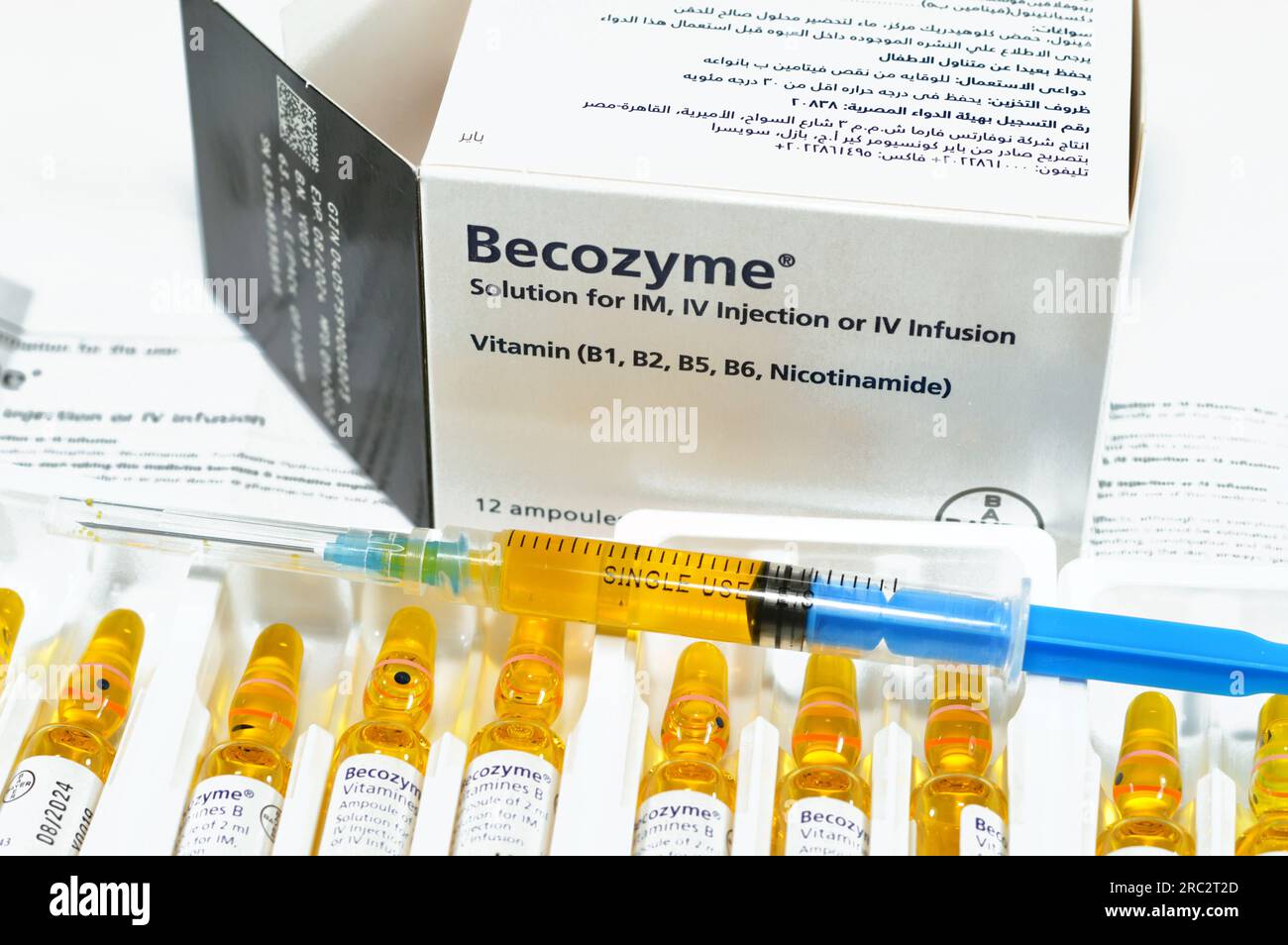Kairo, Ägypten, Juni 26 2023: Becozyme Injection Vitamine B1, B2, B3, B5, B6 i.v. Ampullen, Thiaminhydrochlorid, Riboflavin Natriumphosphat, Nicoti Stockfoto