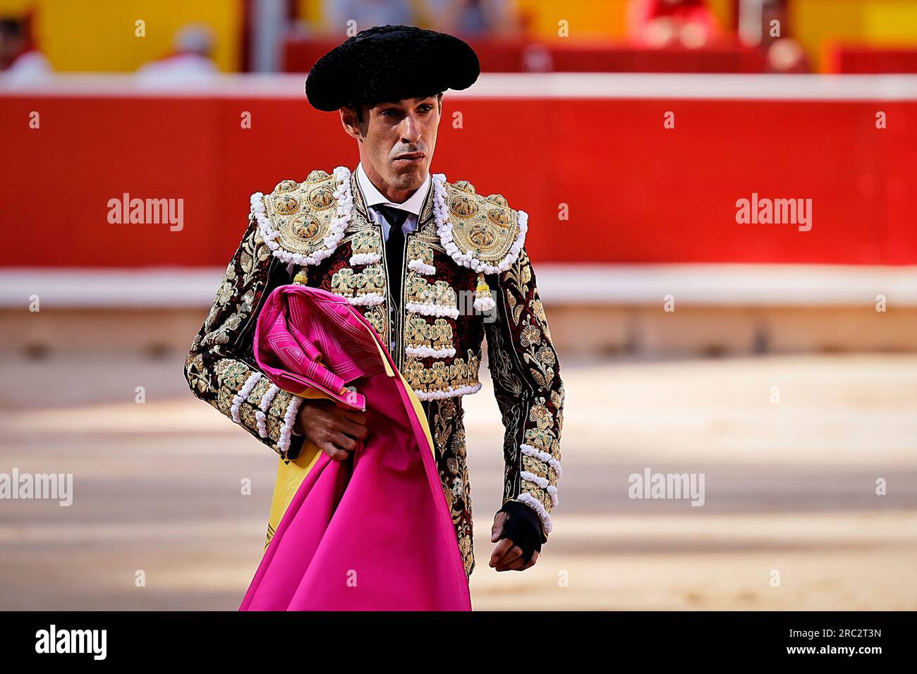 Pamplona, Navarre, Spanien. 11. Juli 2023. Spanischer Stierkämpfer Alejandro Talavante während des fünften Stierkampfs beim San Fermin Festival in Pamplona, Nordspanien, am 11. Juli 2023. Jedes Jahr strömen Nachtschwärmer aus aller Welt nach Pamplona, um an acht Tagen Stierkampf teilzunehmen. Das jährliche San Fermin Festival wurde durch den Roman des amerikanischen Schriftstellers Ernest Hemmingway aus dem Jahr 1926 „The Sun also Rises“ berühmt und umfasst das tägliche Laufen der Stiere durch das historische Herz von Pamplona zur Stierkampfarena (Credit Image: © Ruben Albarran/ZUMA Press Wire). Nicht für den kommerziellen GEBRAUCH! Stockfoto