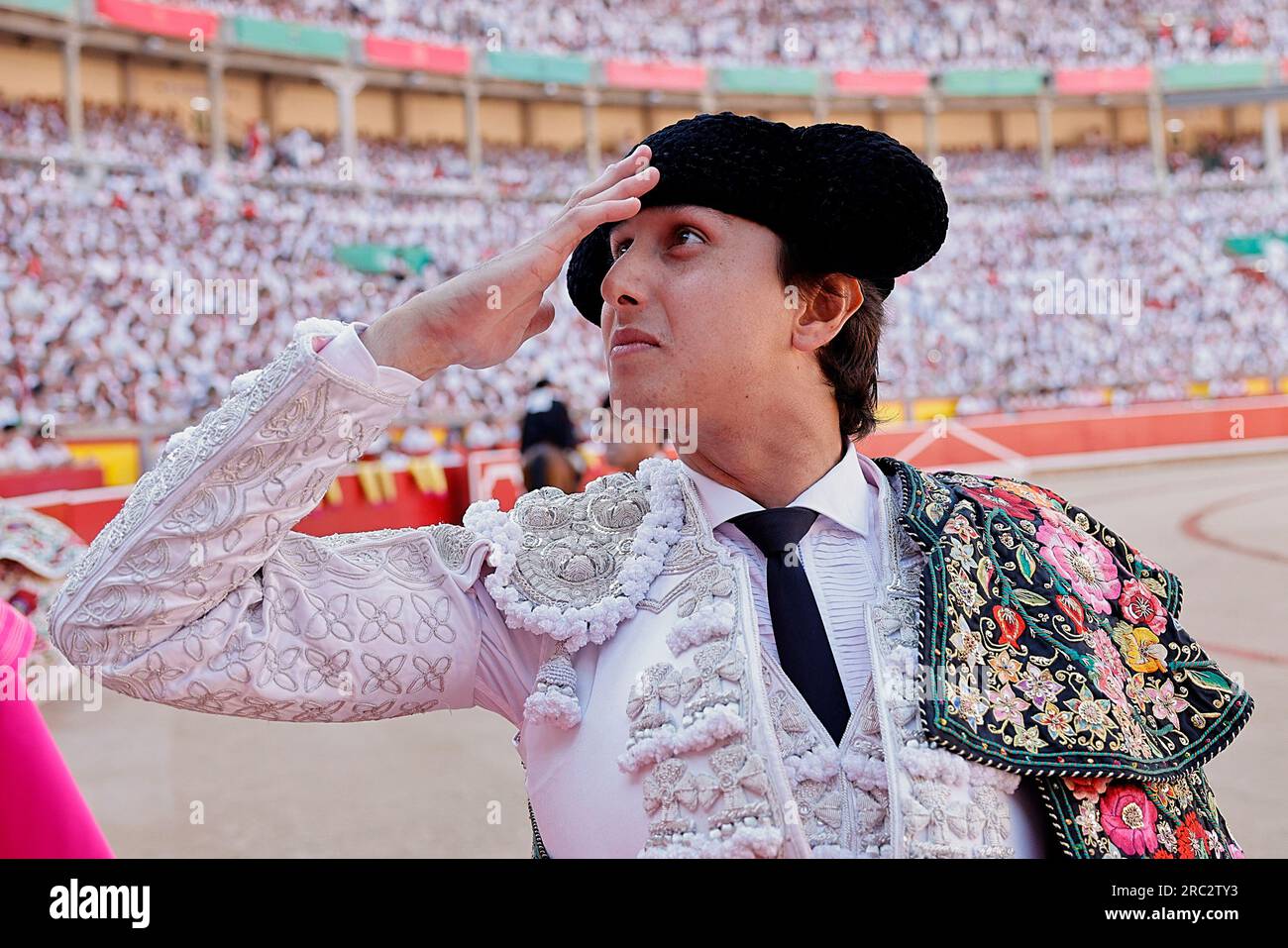 Pamplona, Navarre, Spanien. 11. Juli 2023. Der peruanische Stierkämpfer Andres Roca Rey während des fünften Stierkampfs beim San Fermin Festival in Pamplona, Nordspanien, am 11. Juli 2023. Jedes Jahr strömen Nachtschwärmer aus aller Welt nach Pamplona, um an acht Tagen Stierkampf teilzunehmen. Das jährliche San Fermin Festival wurde durch den Roman des amerikanischen Schriftstellers Ernest Hemmingway aus dem Jahr 1926 „The Sun also Rises“ berühmt und umfasst den täglichen Lauf der Stiere durch das historische Herz von Pamplona zur Stierkampfarena. (Kreditbild: © Ruben Albarran/ZUMA Press Wire) NUR REDAKTIONELLE VERWENDUNG! Nicht für den kommerziellen GEBRAUCH! Stockfoto