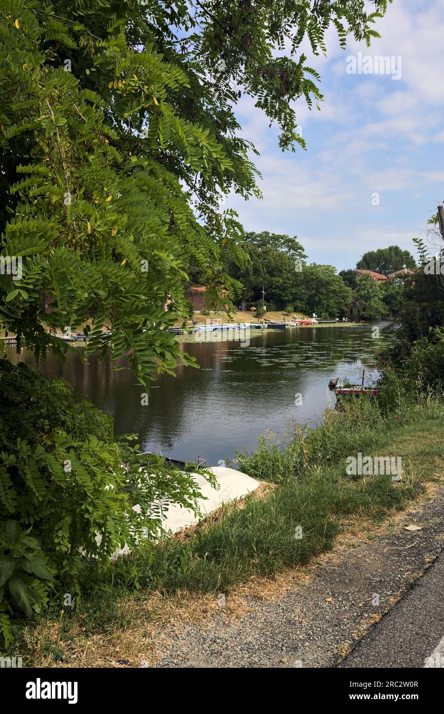 Einfahrt eines Flusses mit festgefahrenen Booten in einem Park in der italienischen Landschaft Stockfoto