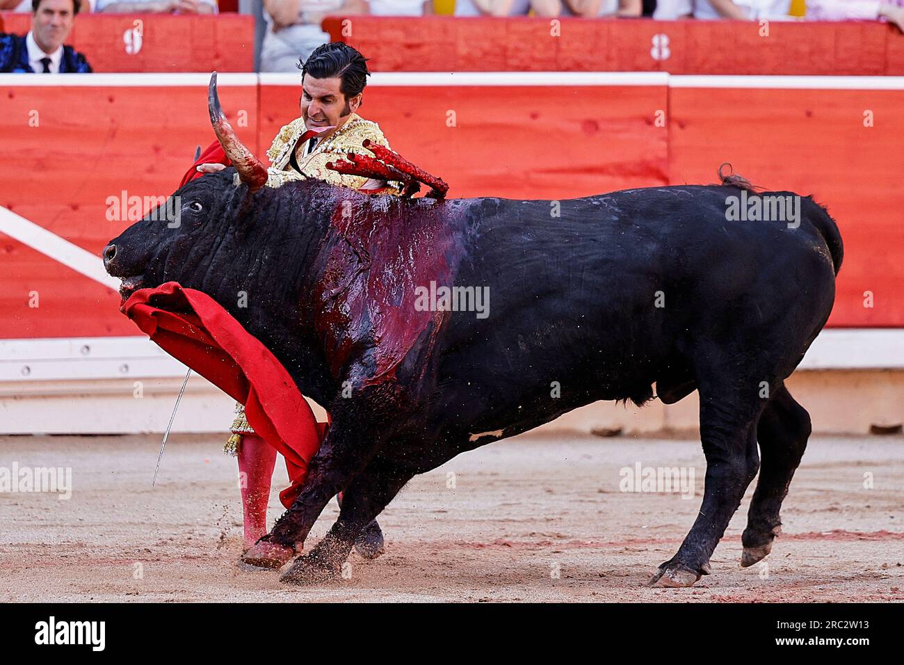 Pamplona, Navarre, Spanien. 11. Juli 2023. Spanischer Stierkämpfer Morante de la Puebla während des fünften Stierkampfs beim San Fermin Festival in Pamplona, Nordspanien, am 11. Juli 2023. Jedes Jahr strömen Nachtschwärmer aus aller Welt nach Pamplona, um an acht Tagen Stierkampf teilzunehmen. Das jährliche San Fermin Festival wurde durch den Roman des amerikanischen Schriftstellers Ernest Hemmingway aus dem Jahr 1926 „The Sun also Rises“ berühmt und umfasst das tägliche Laufen der Stiere durch das historische Herz von Pamplona zur Stierkampfarena (Credit Image: © Ruben Albarran/ZUMA Press Wire). Nicht für den kommerziellen GEBRAUCH! Stockfoto