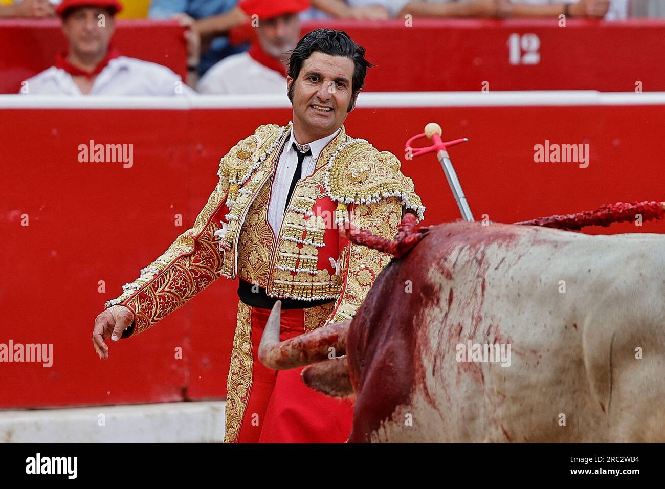 Pamplona, Navarre, Spanien. 11. Juli 2023. Spanischer Stierkämpfer Morante de la Puebla während des fünften Stierkampfs beim San Fermin Festival in Pamplona, Nordspanien, am 11. Juli 2023. Jedes Jahr strömen Nachtschwärmer aus aller Welt nach Pamplona, um an acht Tagen Stierkampf teilzunehmen. Das jährliche San Fermin Festival wurde durch den Roman des amerikanischen Schriftstellers Ernest Hemmingway aus dem Jahr 1926 „The Sun also Rises“ berühmt und umfasst den täglichen Lauf der Stiere durch das historische Herz von Pamplona zur Stierkampfarena. (Kreditbild: © Ruben Albarran/ZUMA Press Wire) NUR REDAKTIONELLE VERWENDUNG! Nicht für den kommerziellen GEBRAUCH! Stockfoto