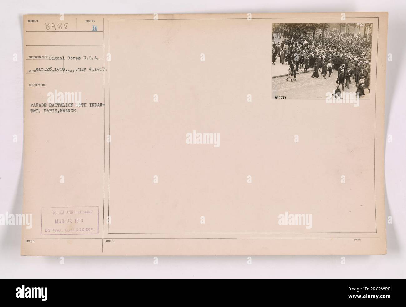 Paradentataillon der 16. Infanterie, marschiert durch die Straßen von Paris, Frankreich. Das Foto wurde am 4. Juli 1917 vom Signal Corps U.S.A. aufgenommen Es wurde der Subjekt Nummer 8988 zugewiesen und während einer Parade der war College Division am 23. März 1918 festgenommen. Stockfoto