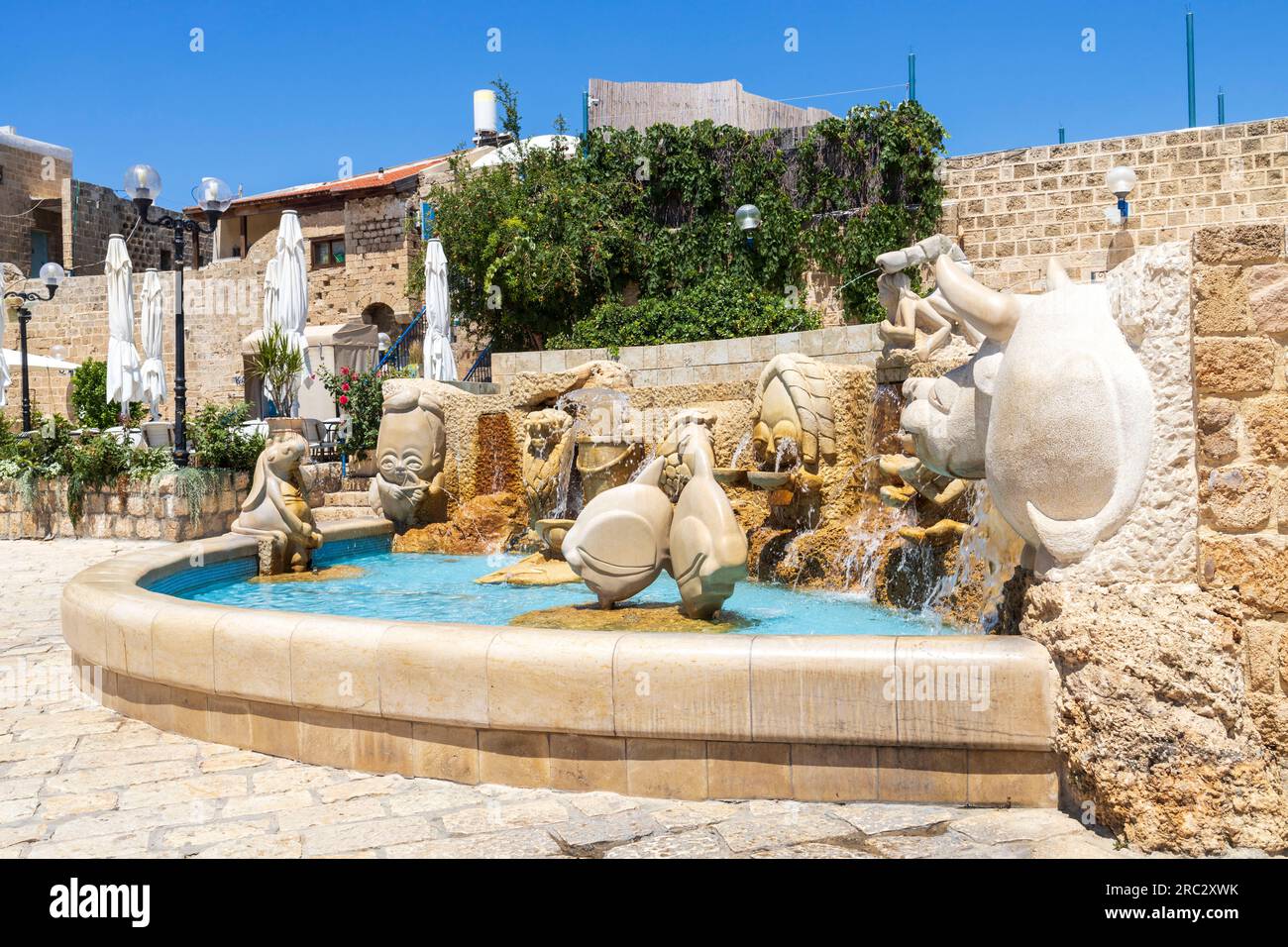 Tel-Aviv, Israel -11. Juli 2023, Fragment des aktiven Brunnens Zodiac Schilder am Kikar Kedumim Platz in Old Jaffa. Funktionierender Brunnen mit Wasserstrahlen Stockfoto