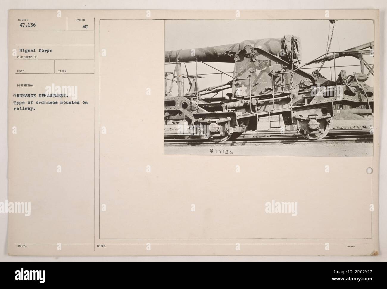 Ein Bild, das eine Art von Geschützen zeigt, die während des Ersten Weltkriegs auf der Eisenbahn montiert waren. Das Foto wurde vom Fotografen RECO des Signalkorps aufgenommen, mit einer von der Regierung ausgestellten Symbol-ATT-WAFFENABTEILUNG. Die Kennzeichnung auf dem Bild ist NOTEB 847136 1-800. Stockfoto