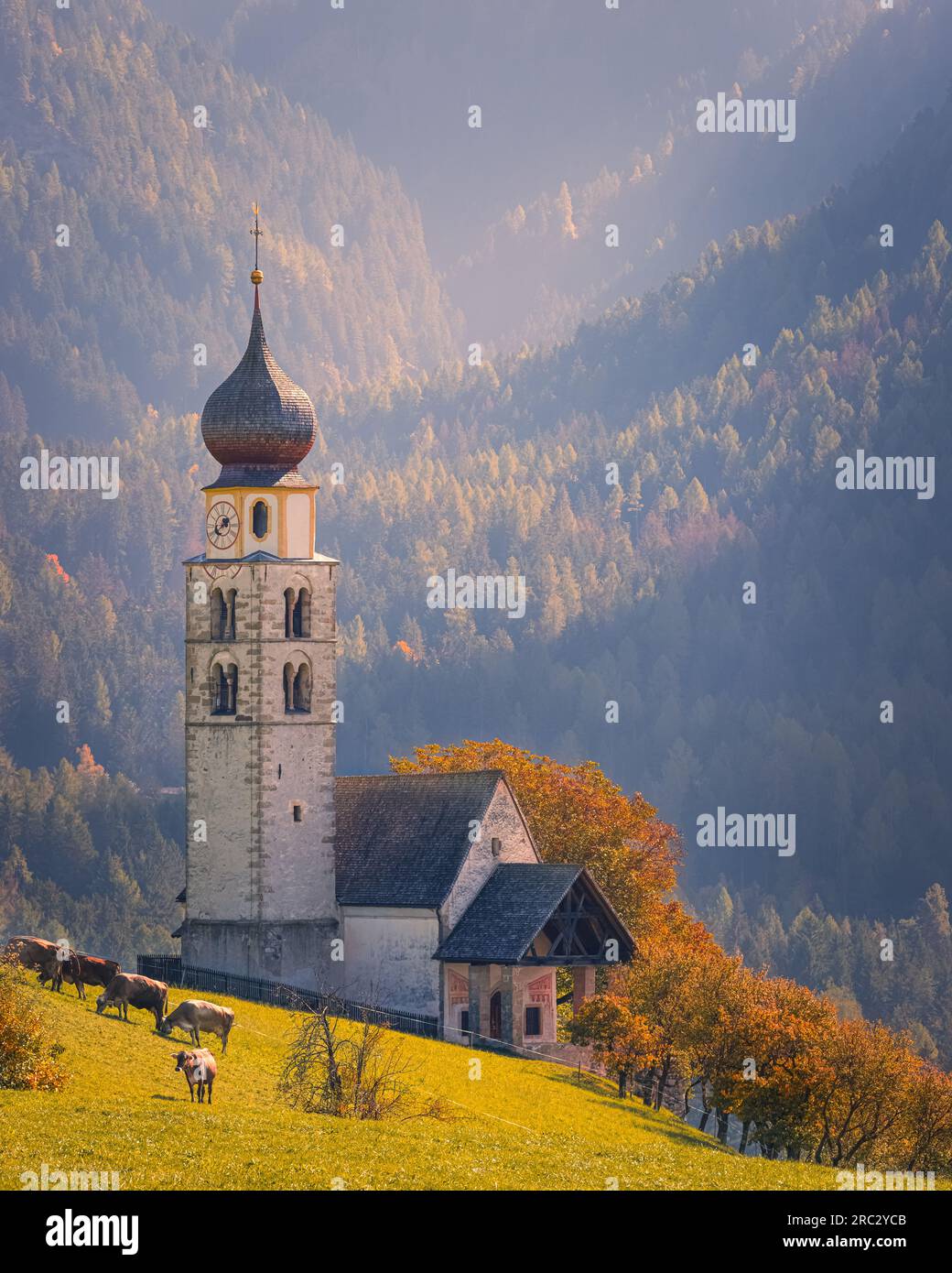 Am Fuße des tosenden Schlern-Massivs liegt St. Valentin Chapel, eine der malerischsten Kirchen der Dolomiten. Die Kapelle liegt in Kaste Stockfoto