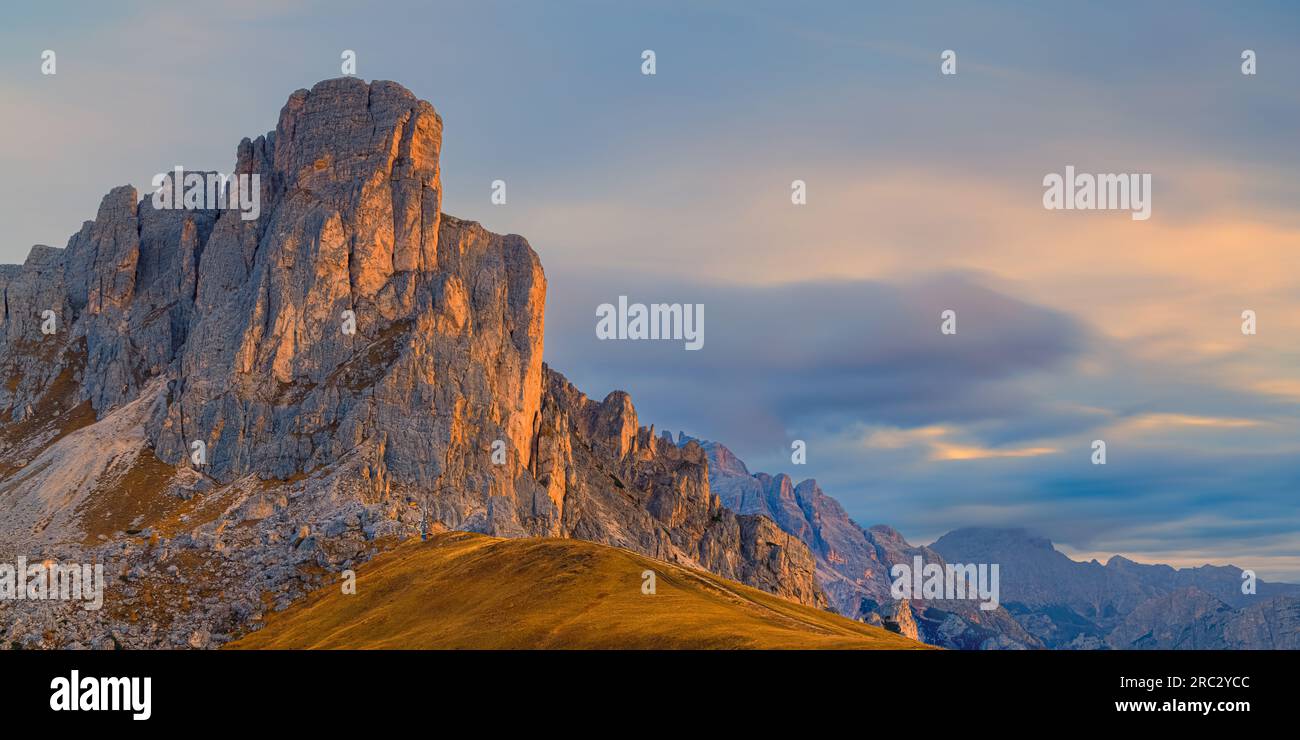 A 2:1 image from autumn in the Dolomites and a beautiful sunrise on the Giau Pass (Passo di Giau) at 2200 meters altitude. Here you have a view of the Stockfoto