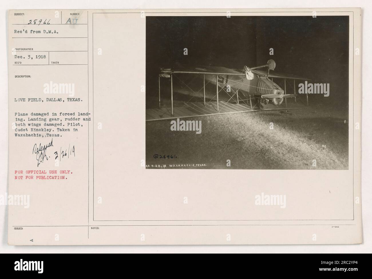 Titel: "Kadett Hinckleys beschädigtes Flugzeug in Love Field, Dallas, Texas. Das Flugzeug musste landen, was zu Schäden am Fahrwerk, am Ruder und an beiden Flügeln führte. Das Foto wurde in Waxahachie, Texas, aufgenommen. Freigabestatus: NUR ZUR AMTLICHEN VERWENDUNG. NICHT ZUR VERÖFFENTLICHUNG. Hinweise geben die Referenznummer, den Ort und das Datum des Fotos an.“ Stockfoto