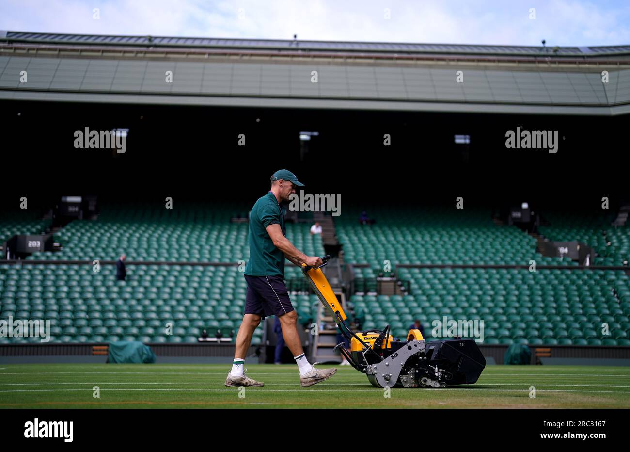 Am 10. Tag der Wimbledon-Meisterschaft 2023 im All England Lawn Tennis and Croquet Club in Wimbledon bereitet das Bodenpersonal das Center vor. Bilddatum: Mittwoch, 12. Juli 2023. Stockfoto