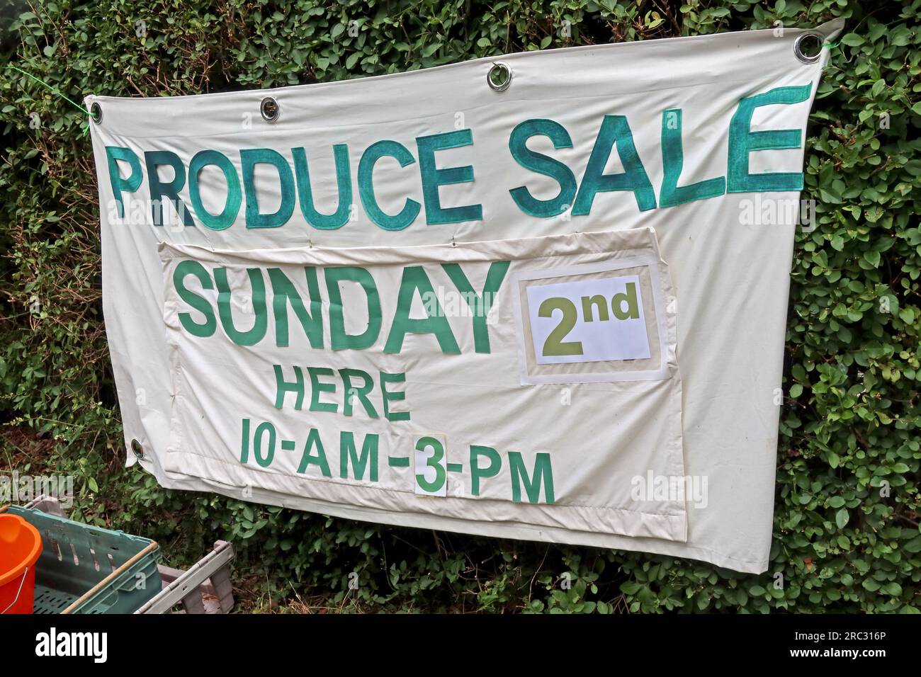 Banner mit Werbung für einen Zuteilungsverkauf, Sonntag bei Stockton Heath Allotments, Red Lane, Appleton, Warrington, Cheshire, ENGLAND, GROSSBRITANNIEN, WA4 5AW Stockfoto