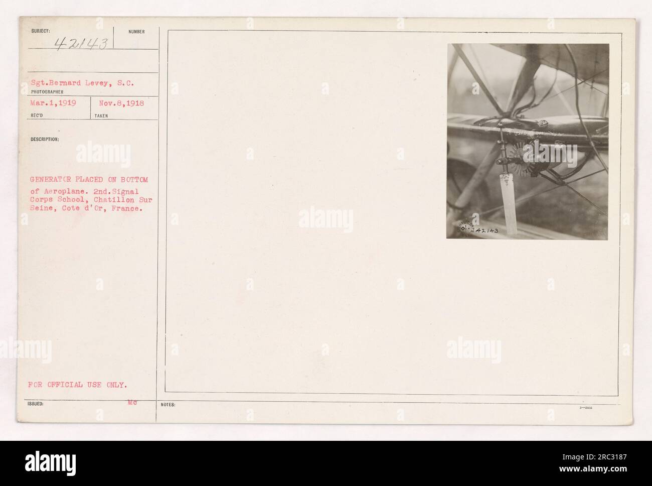 Sergeant Bernard Levey vom Signalkorps ist auf diesem Foto vom 1. März 1919 zu sehen. Das Bild zeigt einen Generator, der am Boden eines Flugzeugs an der 2. Signal Corps School in Chatillon-sur-seine, Cote d'Or, Frankreich, angebracht ist. Das Foto ist mit „NUR FÜR AMTLICHE ZWECKE“ gekennzeichnet. Stockfoto