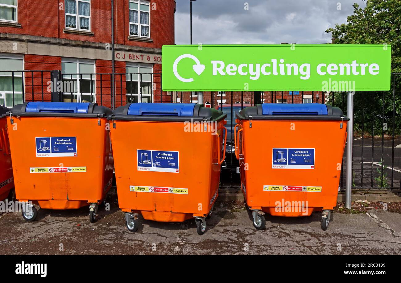 Drei orangene Mülltonnen für Recycling, Recycling Centre, Church St, Warrington, Cheshire, ENGLAND, GROSSBRITANNIEN, WA1 2TN Stockfoto