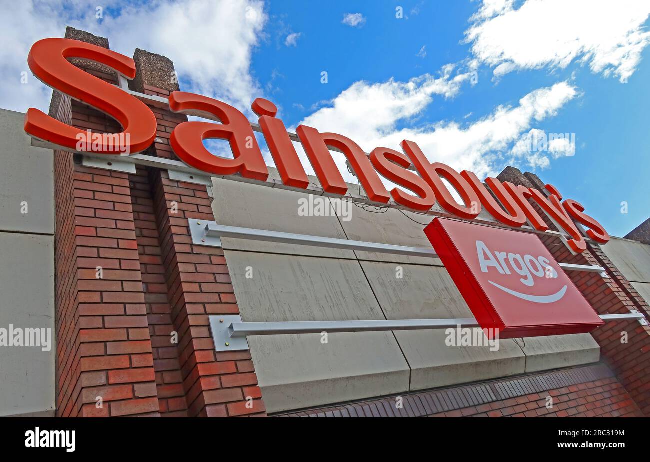 Sainsburys Supermarkt Argos Combined Signage in 100 Church St, Warrington, Cheshire, England, UK, WA1 2TN Stockfoto