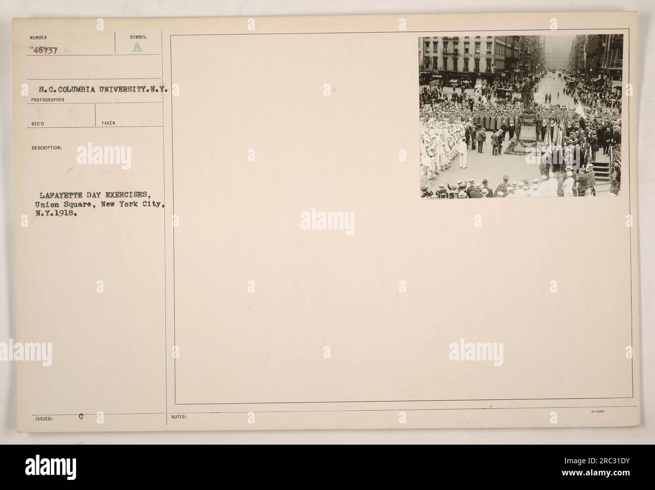 Soldaten und Zivilisten versammeln sich 1918 zu den Lafayette Day Übungen am Union Square, New York City. Dieses Foto ist Nummer 46737 in der Kollektion der Columbia University Library. Stockfoto