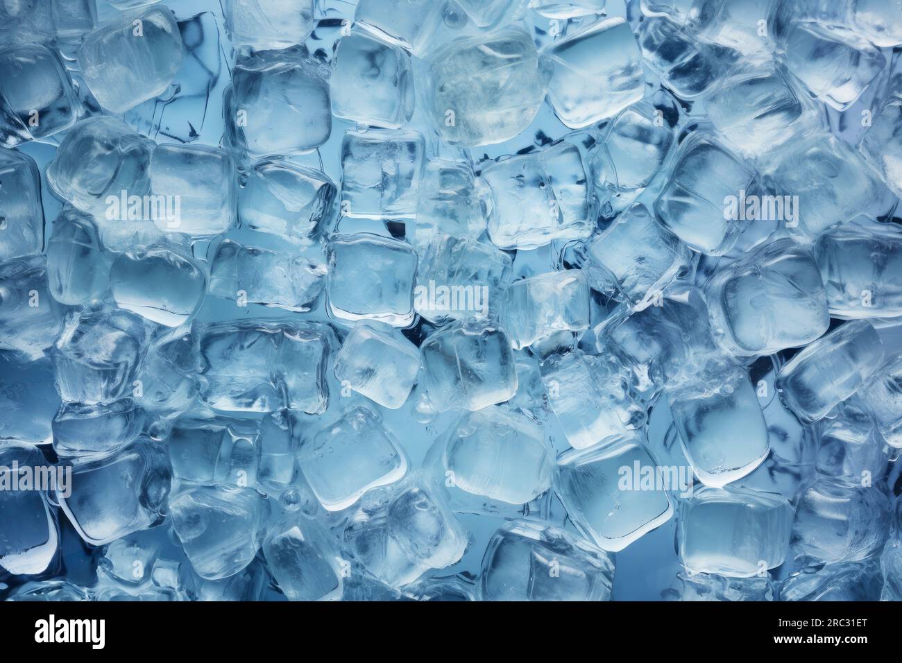 Frische Eiswürfel zum Kühlen der Getränke. Gefrorenes reines Wasser. Klarer Eiswürfelhintergrund. Ansicht der Eisstücke auf dem Tisch von oben. Hellblaue Farbe. Makroaufnahme Stockfoto