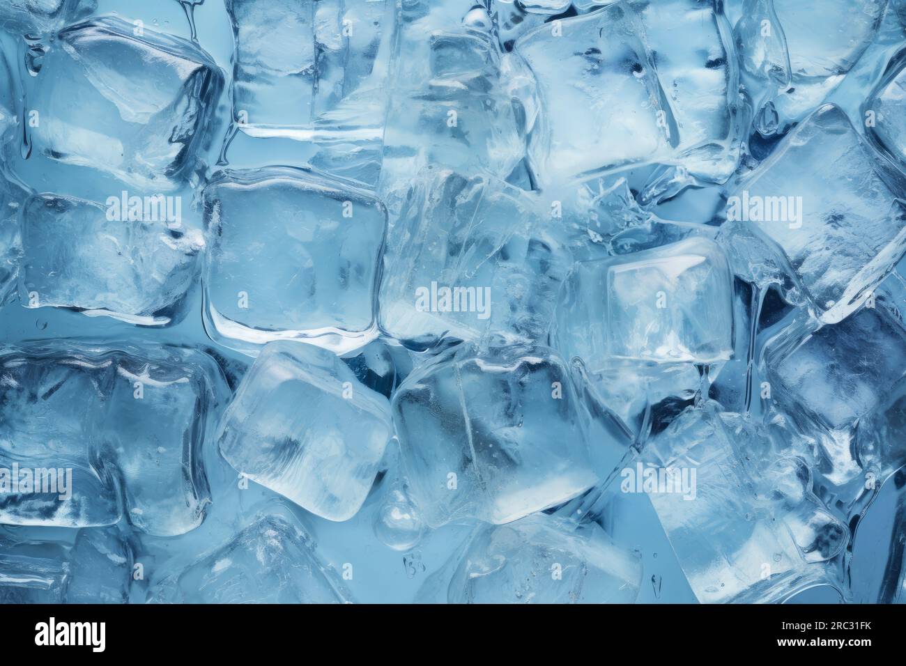 Frische Eiswürfel zum Kühlen der Getränke. Gefrorenes reines Wasser. Klarer Eiswürfelhintergrund. Ansicht der Eisstücke auf dem Tisch von oben. Hellblaue Farbe. Makroaufnahme Stockfoto
