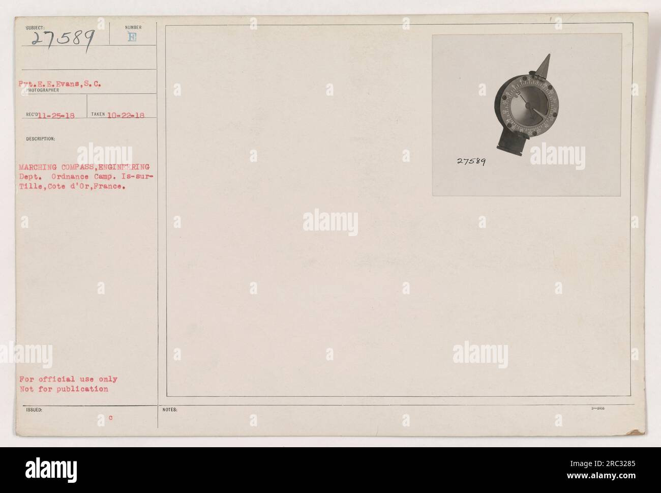 Private E.E. Evans aus der 27589. Einheit des Regiments in South Carolina wird mit einem Kompass während eines marsches im Ordnanzlager der technischen Abteilung in IS-sur-Tille, Cote d'Or, Frankreich, abgebildet. Das Foto wurde am 22. Oktober 1918 aufgenommen. Bitte beachten Sie, dass dieses Bild nur zur offiziellen Verwendung und nicht zur Veröffentlichung bestimmt ist. Stockfoto