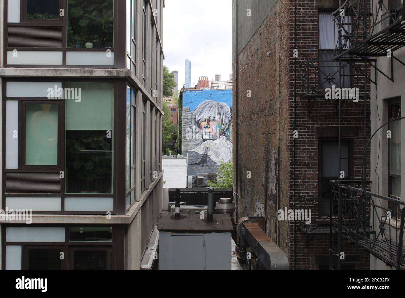 Ein Foto eines Kunstwerks an der Seite eines Gebäudes in New York City. Stockfoto