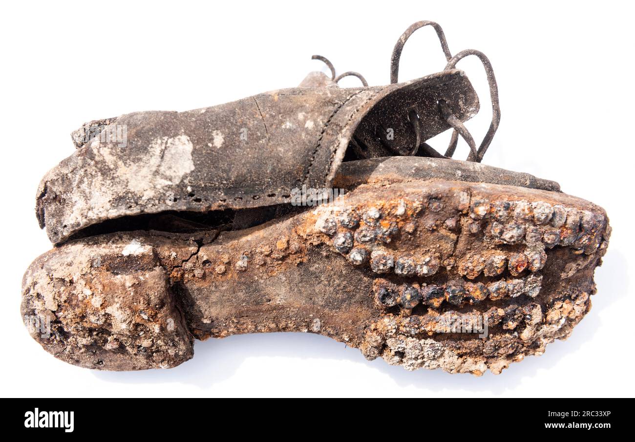 Einer aus einem Lager viktorianischer Schuhe, vergraben unter dem Erdgeschoss einer Joiners-Werkstatt, um böse Geister abzuwehren oder Glück zu bringen, East Yorkshire, Großbritannien Stockfoto