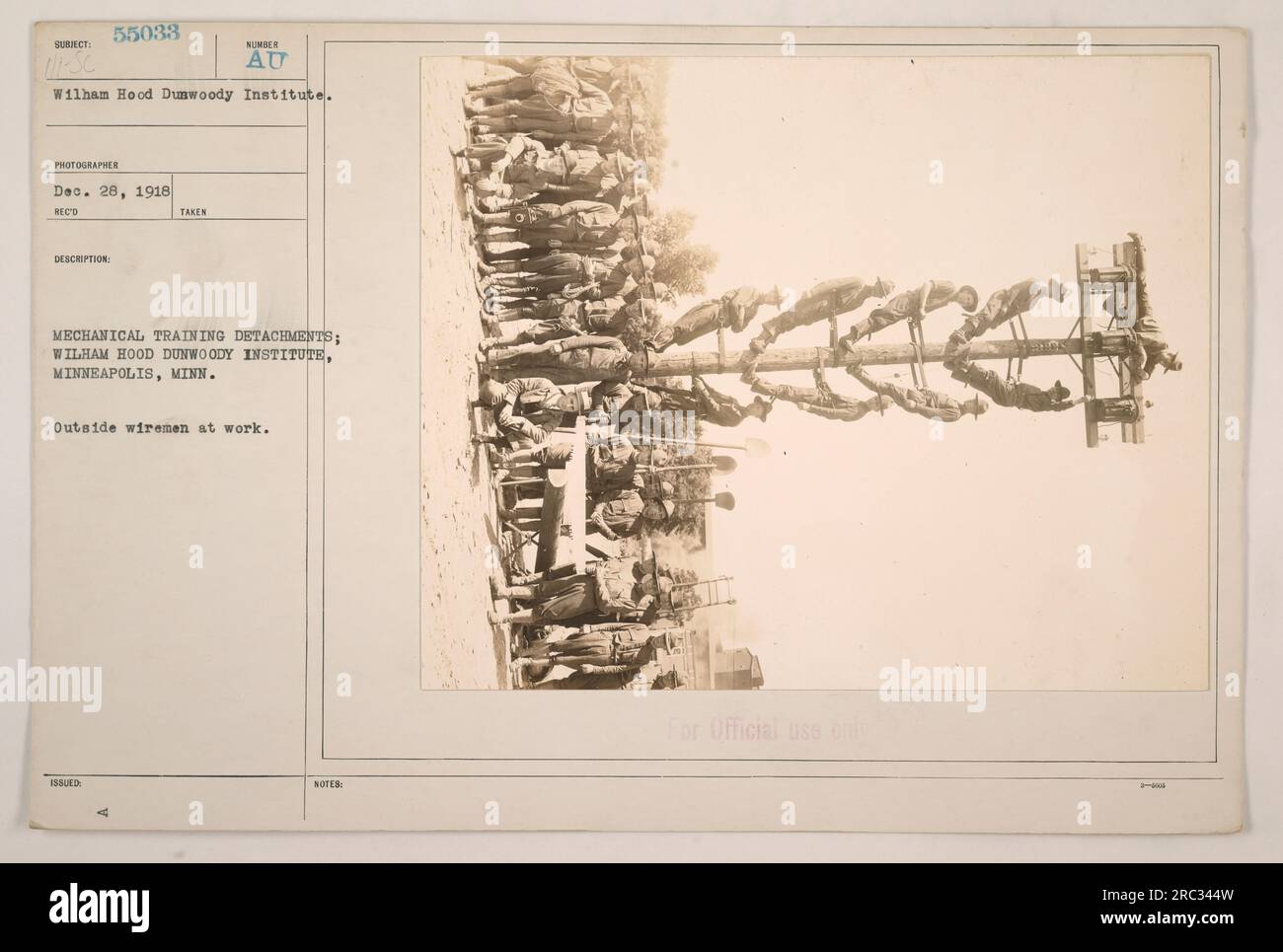 Mechanische Trainingseinheiten des Wilham Hood Dunwoody Institute in Minneapolis, Minnesota, die als externe Drahtmänner arbeiten. Dieses Foto wurde am 28. Dezember 1918 aufgenommen und ist nur für den offiziellen Gebrauch klassifiziert. Es ist Teil der Dokumentation des 11-SC Wilham Hood Dunwoody Institute unter der Referenznummer 55033. Stockfoto