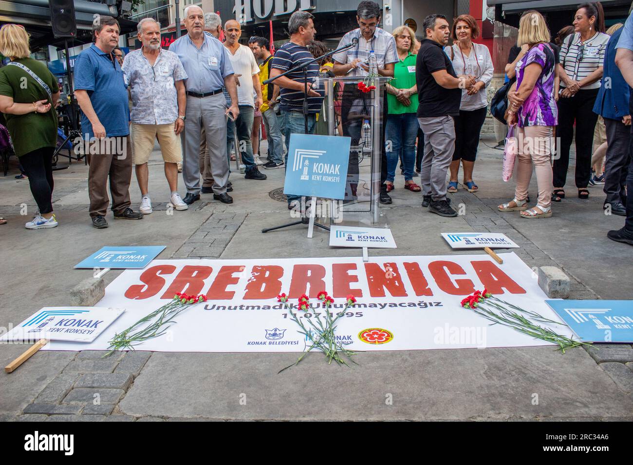 Izmir, Türkei. 11. Juli 2023. Die Teilnehmer versammeln sich während der Veranstaltung vor einem Banner und Plakaten, auf denen sie ihre Meinung zum Ausdruck bringen. Die in Izmir lebenden bosnischen Bürger haben am 28. Jahrestag des Massakers von Srebrenica eine Gedenkfeier abgehalten. Kredit: SOPA Images Limited/Alamy Live News Stockfoto