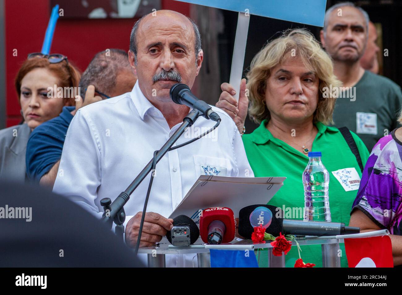 Izmir, Türkei. 11. Juli 2023. Hamit Mumcu, Präsident des Stadtrats von Konak, hält während der Veranstaltung Reden. Die in Izmir lebenden bosnischen Bürger haben am 28. Jahrestag des Massakers von Srebrenica eine Gedenkfeier abgehalten. Kredit: SOPA Images Limited/Alamy Live News Stockfoto