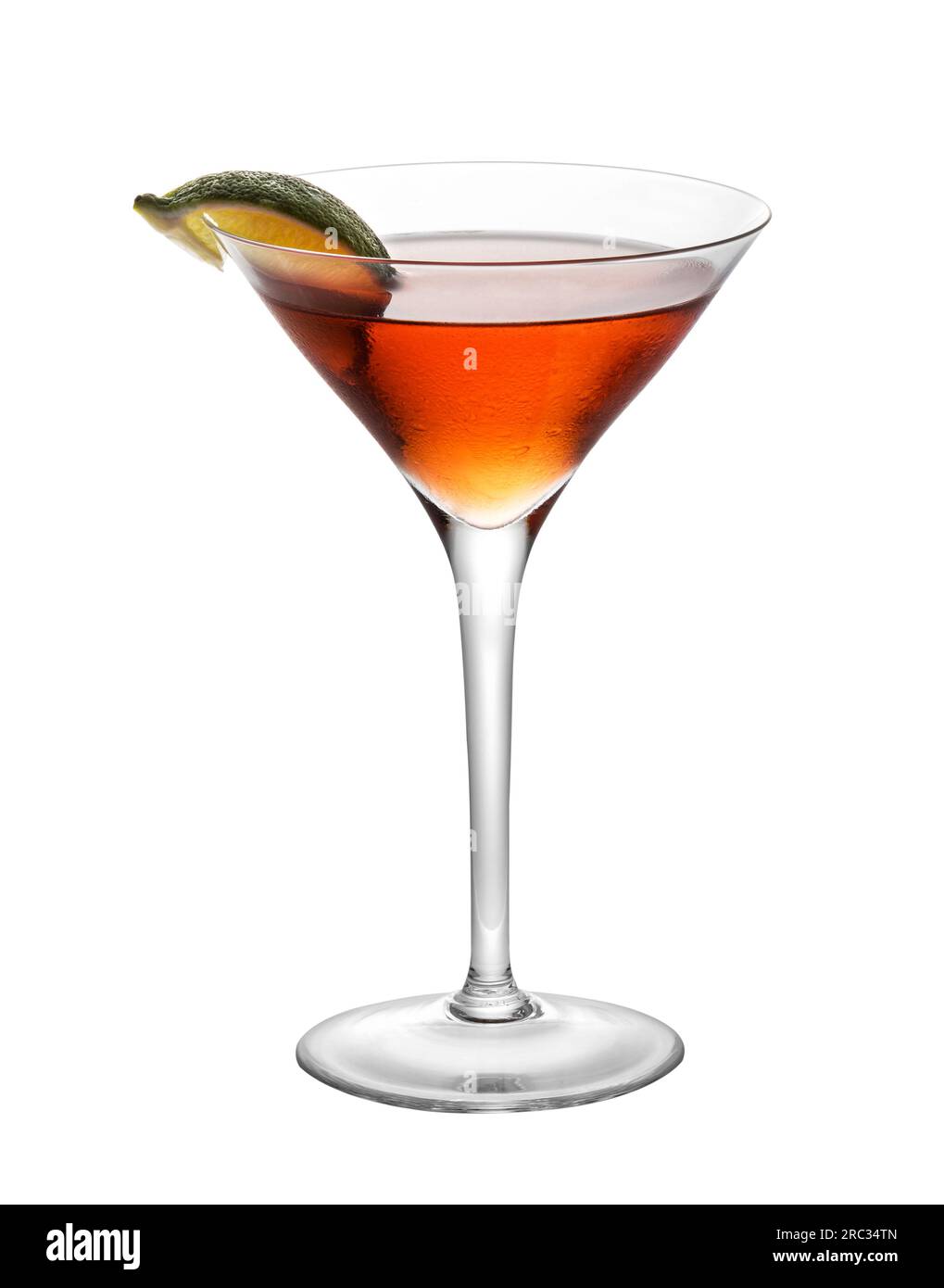 Roter kosmopolitischer Cocktail in martini-Glas mit Limettenscheiben auf weißem Hintergrund Stockfoto