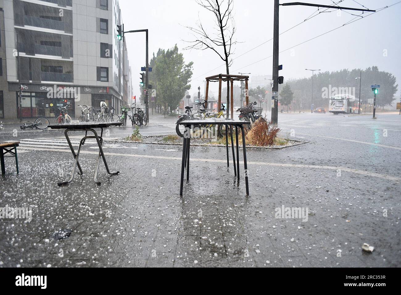 Straßburg, Frankreich. 11. Juli 2023. Heftige Gewitter in Straßburg im Nordosten Frankreichs am 11. Juli 2023. Starke Windböen, Regen und Hagel treffen die Region Elsass am Mittwochabend. Es wurde viel Schaden gemeldet, 1.200 Häuser verloren Strom, ein TGV mit 355 Passagieren blockiert und 120 Feuerwehrleute intervenierten. Die Haut-Rhin-Abteilung war auf Alarmstufe Rot. Foto von Nicolas Roses/ABACAPRESS.COM Kredit: Abaca Press/Alamy Live News Stockfoto