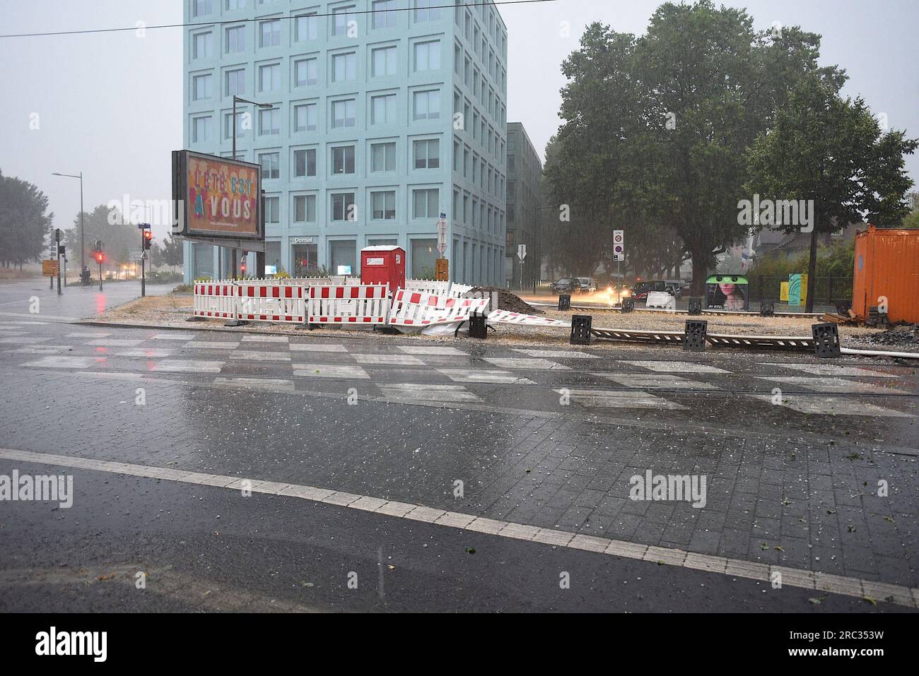 Straßburg, Frankreich. 11. Juli 2023. Heftige Gewitter in Straßburg im Nordosten Frankreichs am 11. Juli 2023. Starke Windböen, Regen und Hagel treffen die Region Elsass am Mittwochabend. Es wurde viel Schaden gemeldet, 1.200 Häuser verloren Strom, ein TGV mit 355 Passagieren blockiert und 120 Feuerwehrleute intervenierten. Die Haut-Rhin-Abteilung war auf Alarmstufe Rot. Foto von Nicolas Roses/ABACAPRESS.COM Kredit: Abaca Press/Alamy Live News Stockfoto