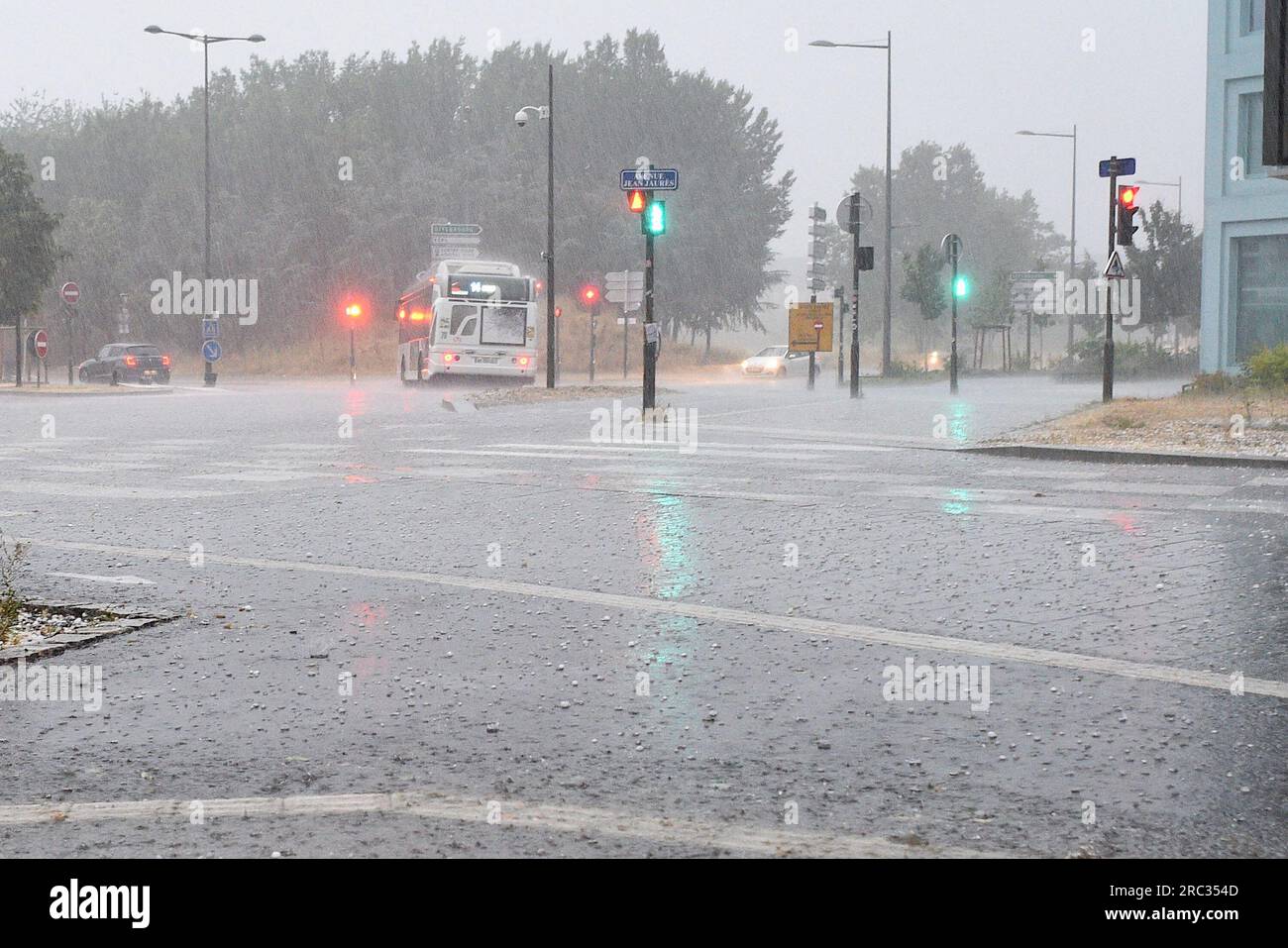 Straßburg, Frankreich. 11. Juli 2023. Heftige Gewitter in Straßburg im Nordosten Frankreichs am 11. Juli 2023. Starke Windböen, Regen und Hagel treffen die Region Elsass am Mittwochabend. Es wurde viel Schaden gemeldet, 1.200 Häuser verloren Strom, ein TGV mit 355 Passagieren blockiert und 120 Feuerwehrleute intervenierten. Die Haut-Rhin-Abteilung war auf Alarmstufe Rot. Foto von Nicolas Roses/ABACAPRESS.COM Kredit: Abaca Press/Alamy Live News Stockfoto