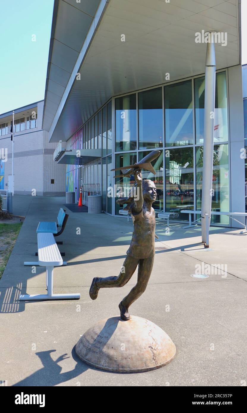 Bronzestatue eines Kindes mit einer Boeing 747 Jumbo Jet am Eingang der nördlichen Hemisphäre zum Museum of Flight Seattle Washington State USA Stockfoto