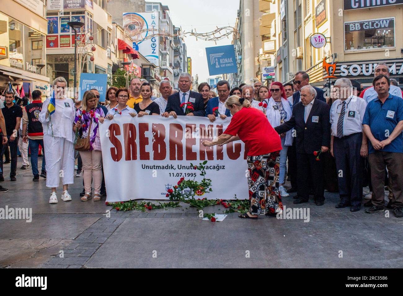 Izmir, Türkei. 11. Juli 2023. Die Teilnehmer halten während der Veranstaltung ein Banner mit der Aufschrift „Srebrenica“. Die in Izmir lebenden bosnischen Bürger haben am 28. Jahrestag des Massakers von Srebrenica eine Gedenkfeier abgehalten. (Foto: Yusuf Belek/SOPA Images/Sipa USA) Guthaben: SIPA USA/Alamy Live News Stockfoto