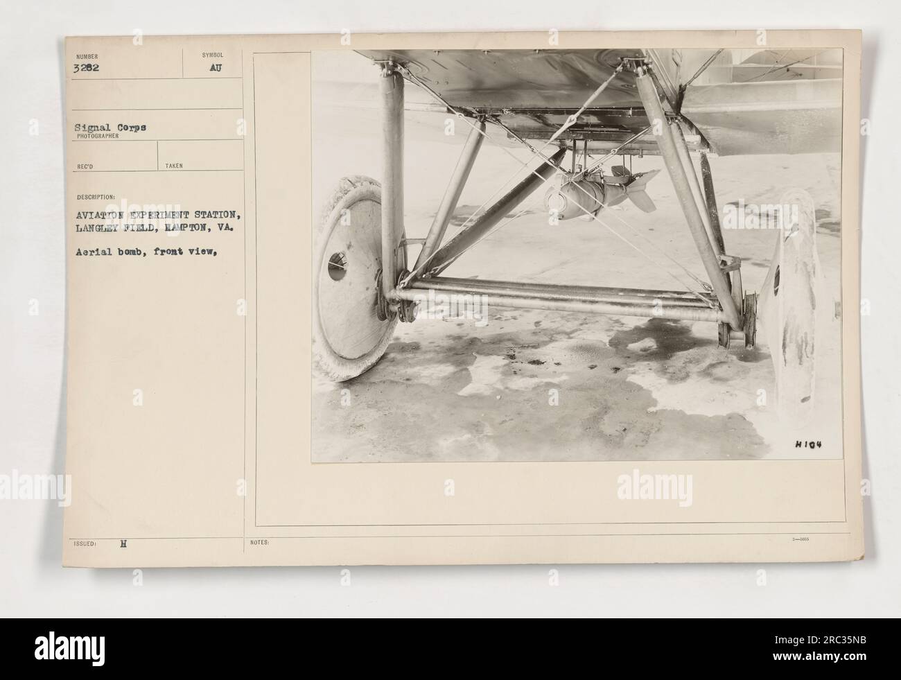 Vorderansicht einer Luftbombe an der Aviation Experiment Station in Langley Field, Hampton, VA. Dieses Bild stammt aus der Sammlung mit dem Titel „Fotos amerikanischer Militäraktivitäten während des Ersten Weltkriegs - 111-SC-3282“. Die Bombe scheint einsatzbereit zu sein. Stockfoto